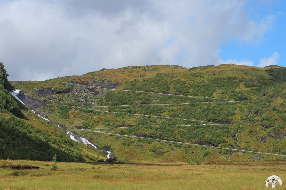 Blick auf die Hólesvingane Serpentinen in Südnorwegen